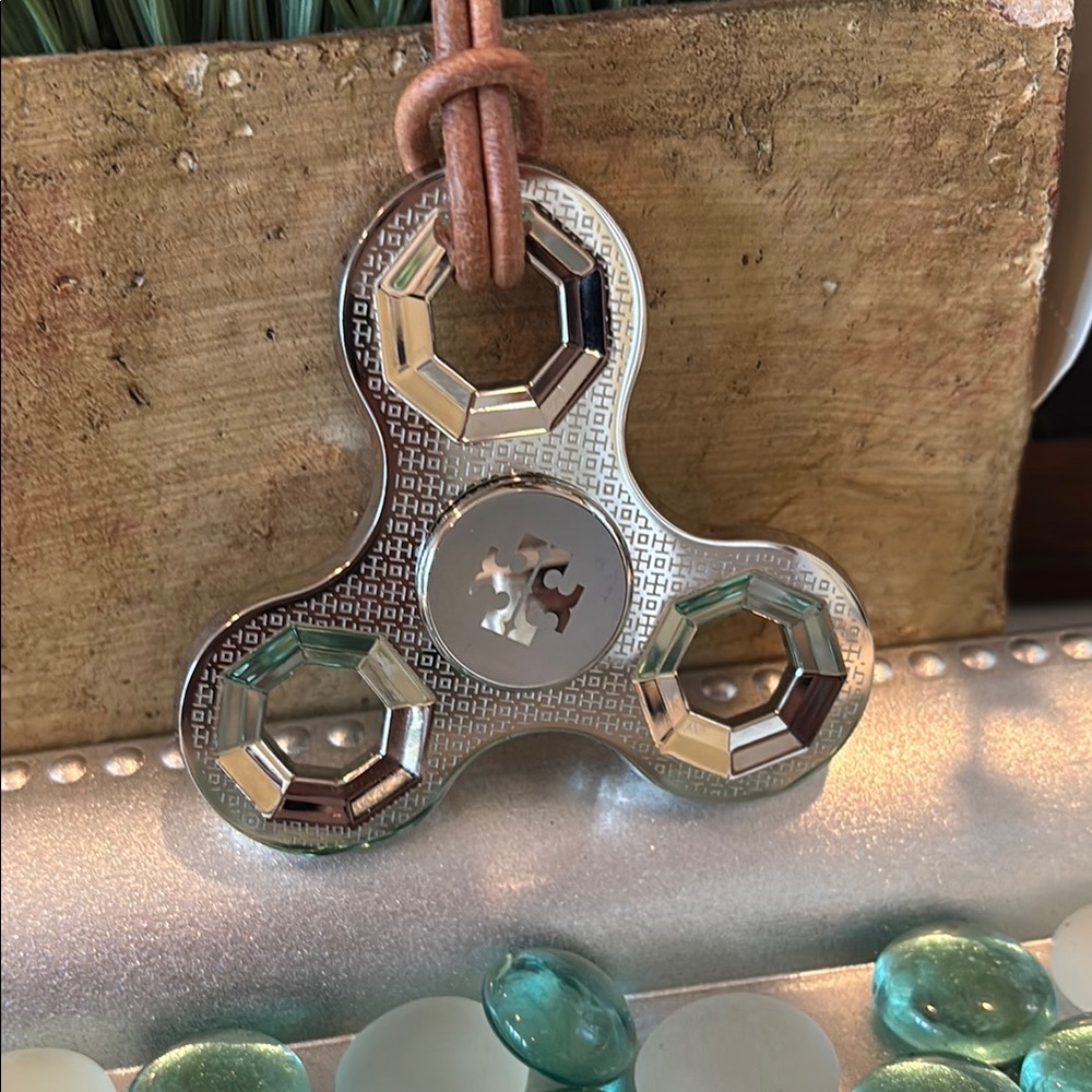 TORY BURCH LOGO SPINNER NECKLACE